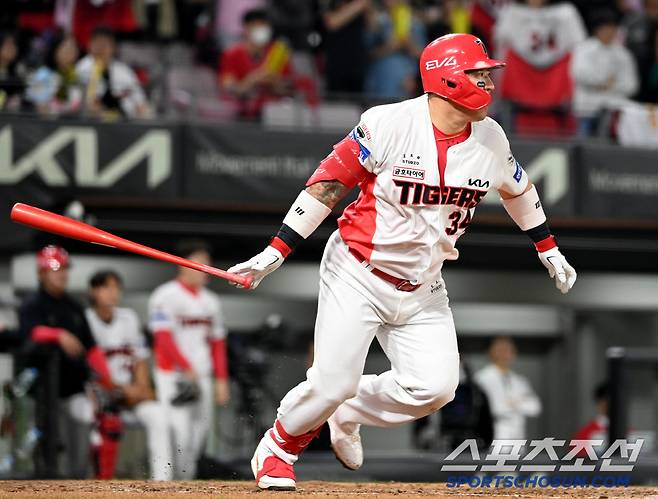 13일 광주KIA챔피언스필드에서 열린 롯데와 KIA의 경기, 5회말 2사,2루 KIA 최형우가 1타점 적시타를 치고 있다. 광주=허상욱 기자wook@sportschosun.com/2025.05.13/