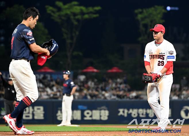 1루로 걸어나오는 전준우를 향한 변우혁의 사과