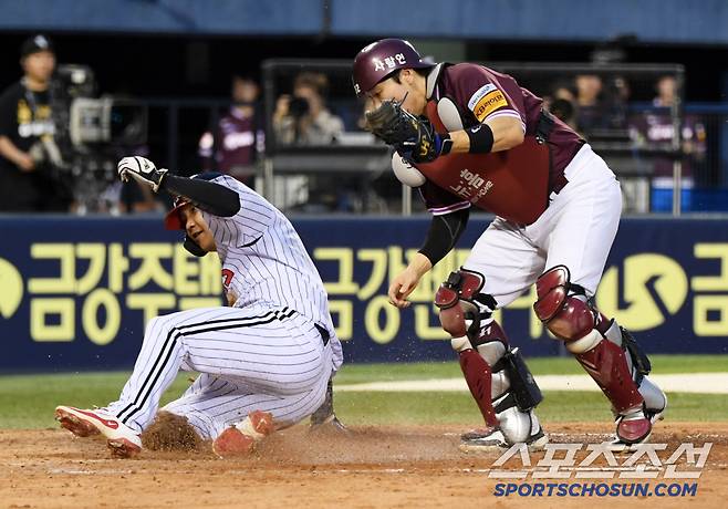 14일 잠실구장에서 열린 LG 트윈스와 키움 히어로즈의 경기. 3회말 1사 3루 LG 김현수 내야 땅볼 때 문보경이 홈을 파고들고 있다. 잠실=박재만 기자 pjm@sportschosun.com/2025.05.14/