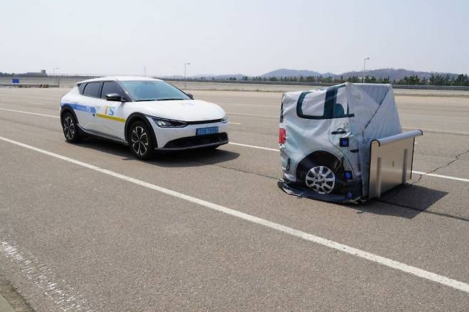 정지된 차량(더미)에 첨단안전장치(ADAS)가 반응해 멈춰섰다. 한국교통안전공단 제공