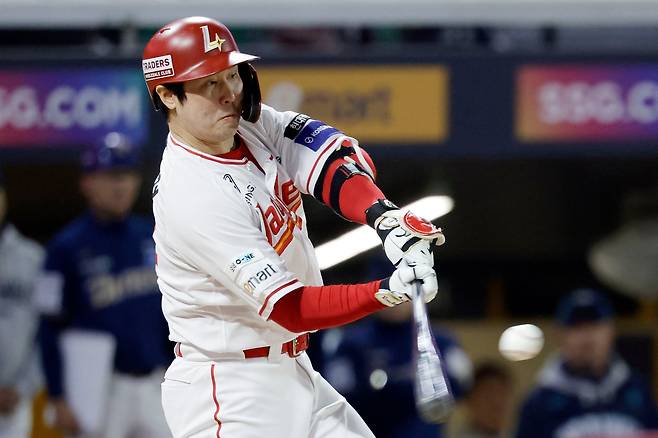 걸렸다 - 프로야구 SSG 랜더스 최정이 13일 NC 다이노스와 홈경기에서 6회말 개인 통산 500호 홈런을 치고 있다. 한국 프로야구 역사상 첫 기록. 통산 최다 홈런 기록도 계속 늘려가고 있다. /뉴시스