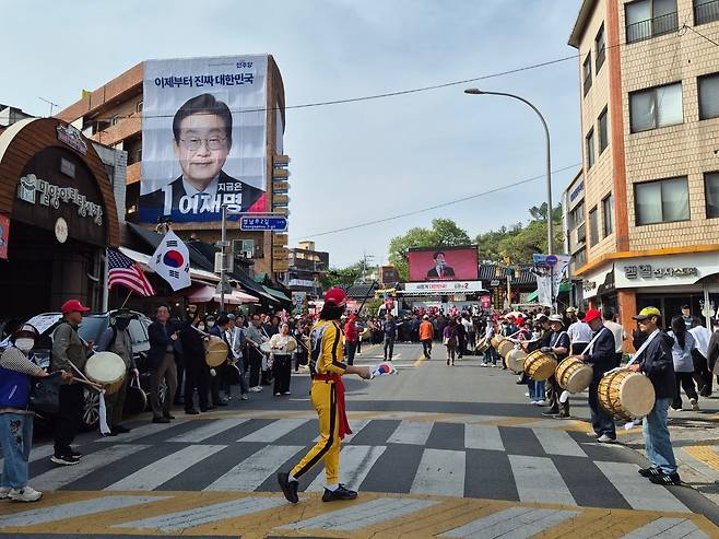 14일 김문수 국민의힘 대선 후보가 선거 유세를 하기 위해 도착하기 10여분전 밀양 관아앞 유세장. /박숙현 기자