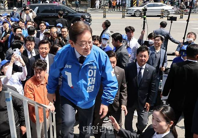 이재명 더불어민주당 대선 후보가 지난 13일 구미역 광장에서 열린 유세에서 연단을 오르고 있다. ⓒ데일리안 홍금표 기자