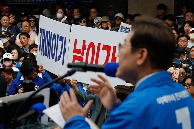 이재명 더불어민주당 대선 후보가 지난 13일 대구 중구 동성로 광장에서 열린 집중유세에서 지지호소를 하고 있다. ⓒ뉴시스