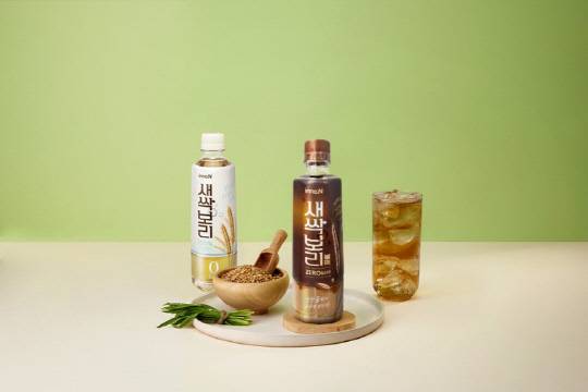 새싹보리(왼쪽)와 새싹보리블랙. HK이노엔 제공.
