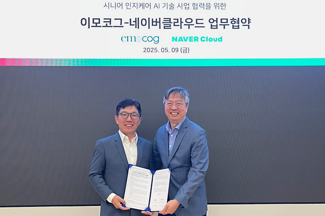 김유원 네이버클라우드 대표(왼쪽)와 이준영 이모코그 대표가 업무협약을 체결하고 사진촬영을 하고 있다. 네이버클라우드 제공