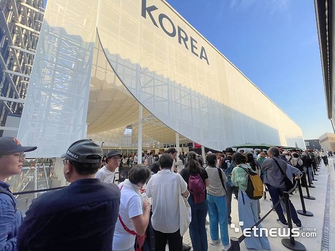'2025 오사카·간사이 엑스포' 한국관에 들어가기 위해 관람객들이 기다리고 있다. (사진=박윤호 기자)