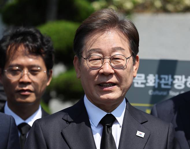 이재명 더불어민주당 대선 후보가 14일 부산시 남구 유엔기념공원을 찾아 참배 후 취재진 질문에 답하고 있다. 연합뉴스.