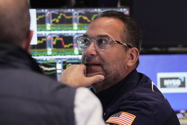 뉴욕 증시가 13일(현지시간) 엔비디아, 테슬라 강세 속에 혼조세로 마감했다. 스탠더드앤드푸어스(S&P)500은 0.7% 상승해 올해 낙폭을 모두 만회하고, 나스닥은 1.6% 급등했지만 다우존스산업평균은 보건업종 약세 충격으로 0.6% 내렸다. AP 연합