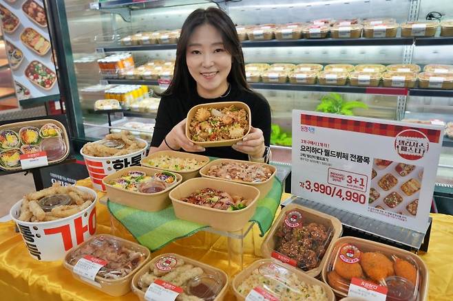 송윤선 MD가 롯데마트 제타플렉스 잠실점 델리 코너에서 '요리하다 월드뷔페' 상품을 홍보하고 있다. 롯데마트 제공