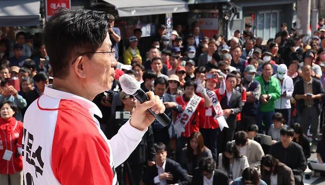 김문수 국민의힘 대선 후보가 14일 경남 진주시 광미사거리에서 열린 유세를 통해 지지를 호소하고 있다. 연합뉴스