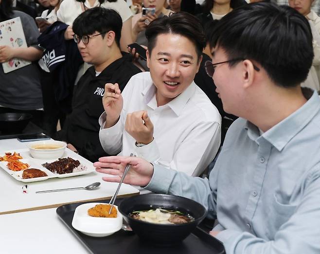 이준석 개혁신당 대선 후보(오른쪽 두번째)가 14일 '학식먹자 이준석' 행사가 열린 부산 금정구 부산대학교에서 학생들과 대화하고 있다. 연합뉴스