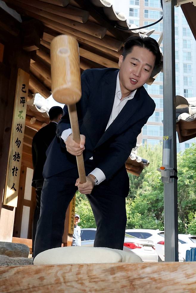 개혁신당 이준석 후보가 14일 부산 동래향교를 방문해 떡메치기 체험을 하고 있다. 연합뉴스