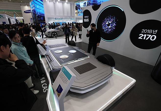 서울 강남구 코엑스에서 개막한 '인터배터리 2025'에서 관람객이 전기차 배터리 모형을 살펴보고 있다. 2025.3.5 (ⓒ뉴스1, 무단 전재-재배포 금지)