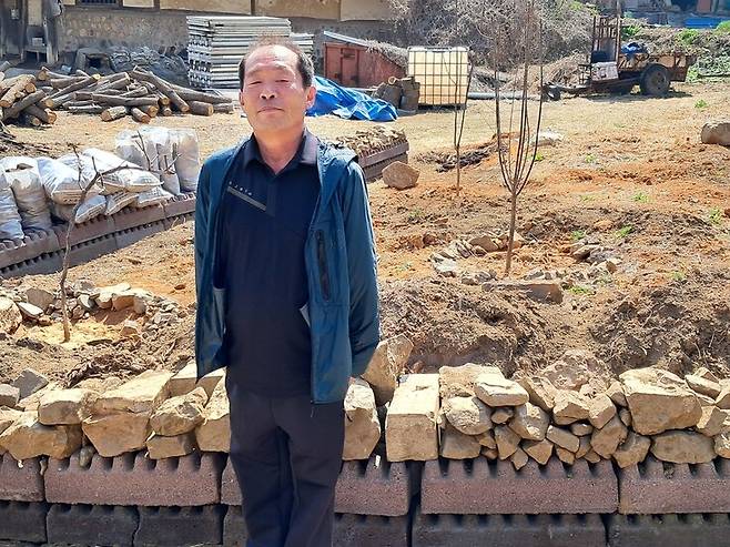 전봉영씨가 자신이 머슴살이를 했던 경기도 화성시 송산면 육일리 옛 집터 앞에서 포즈를 취하고 있다. 고경태 기자