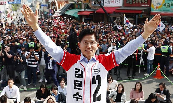 김문수 국민의힘 대통령 후보가 14일 경남 밀양시 밀양관아앞에서 유세하고 있다. 공동취재사진