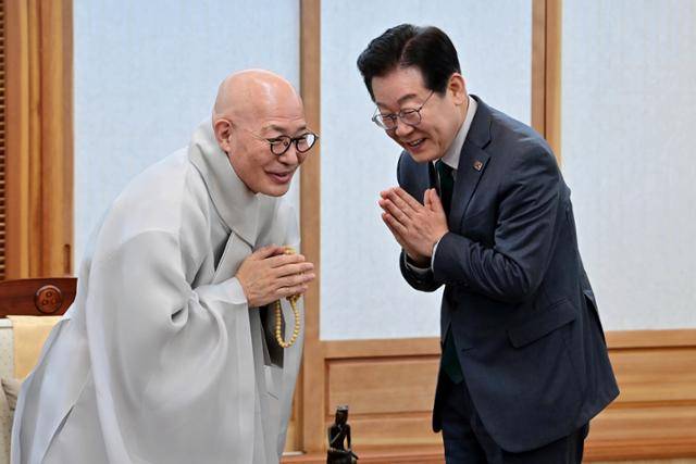 이재명 더불어민주당 대표가 지난달 24일 오전 서울 종로구 우정국로 한국불교역사 문화기념관에서 조계종 총무원장 진우 스님을 예방하고 있다. 뉴스1