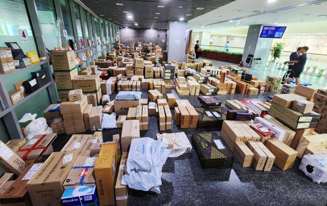 2023년 추석 연휴를 사흘 앞두고 국회 의원회관에 택배 물품이 쌓여있다. 한국일보 자료사진