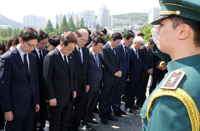 이재명 더불어민주당 대선 후보가 14일 부산 대연동 유엔기념공원에서 참배하고 있다. 부산=고영권 기자