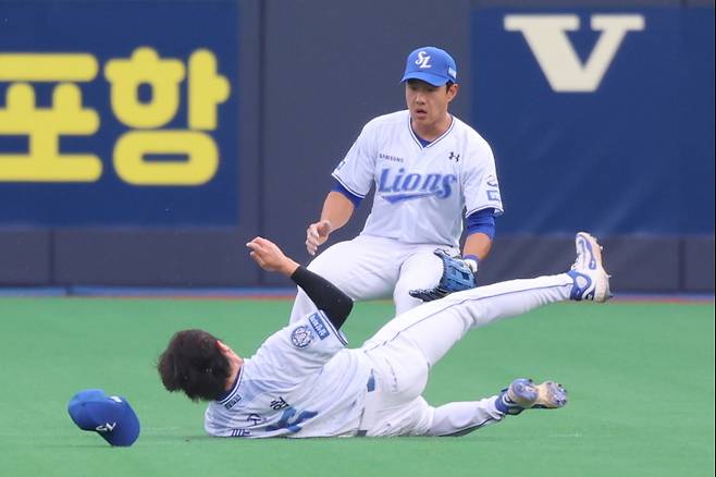 13일 포항 KT전에서 1회 바스켓 캐치로 위기를 지워낸 류지혁(아래). 삼성 제공