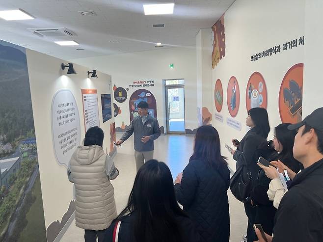 지난달 15일, 참가자들이 제주 광역 음식물류 페기물 자원화시설을 답사하는 모습. (제주관광공사 제공)