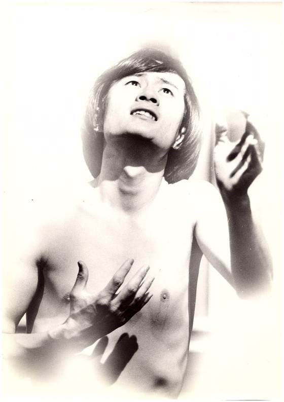 1981년 연극 '에쿠우스'에 출연해 '알런 스트랑' 연기를 하고 있는 송승환. 이 작품은 연극 무대에서 송승환의 이름을 본격적으로 알렸다. 사진 PMC프러덕션