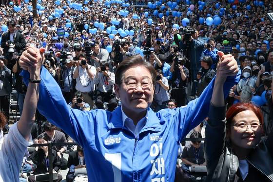 이재명 더불어민주당 대통령 후보가 부산·경남(PK) 지역 유세에 나선 14일 부산 부산진구 서면을 찾아 연설에 앞서 인사하고 있다. 뉴스1