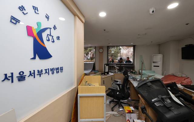 ▲ 윤석열 대통령이 내란 우두머리 혐의로 구속되자 일부 윤 대통령 지지자들이 서울서부지방법원 내부로 난입해 불법폭력사태를 일으킨 지난 1월 19일 오후 서부지법 내부가 파손돼 있다. 연합뉴스