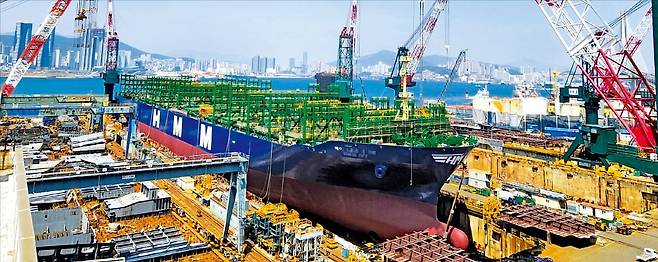 < ‘슈퍼사이클’에 부활한 중형 조선사 > 대한조선, HJ중공업, 케이조선 등 국내 중형 조선 3사가 2008년 이후 최대 호황기를 누리고 있다. 부산의 HJ중공업 영도조선소에서 9000TEU(1TEU는 20피트 컨테이너 1개)급 컨테이너선이 건조되고 있다. 부산=김우섭 기자