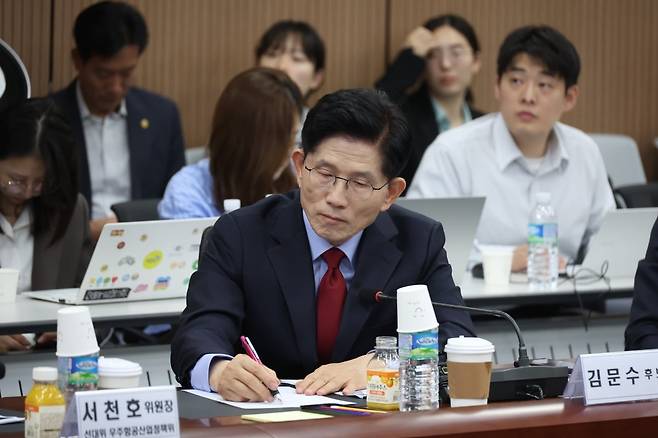 국민의힘 김문수 대선 후보가 14일 경남 사천시 우주항공청을 방문, 브리핑을 듣고 있다./사진=연합뉴스