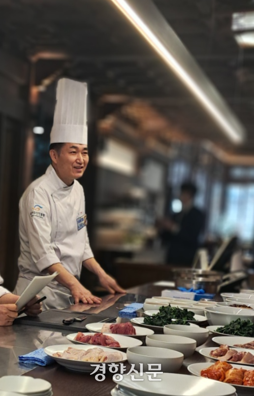 지난 3월 아시아50 베스트 레스토랑 부대행사로 한국의 집에서 열린 한식 세미나에서 김도섭 셰프가 몇몇 요리를 선보이고 있다.
