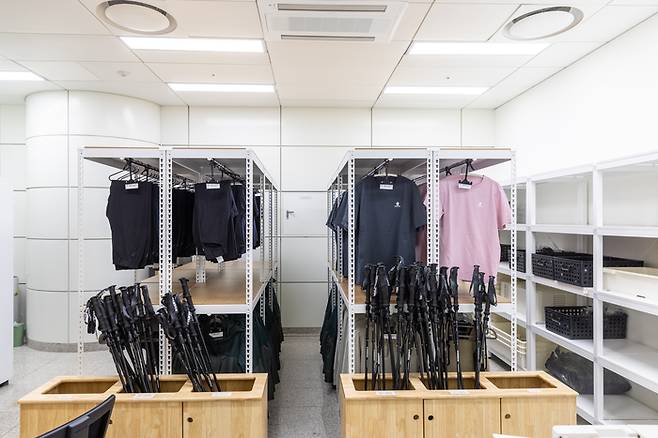 서울 등산관광센터 관악산점에 외국인 관광객과 동반하면 등산화와 등산복 등 장비를 저렴한 비용에 빌릴 수 있다. / 사진=서울관광재단