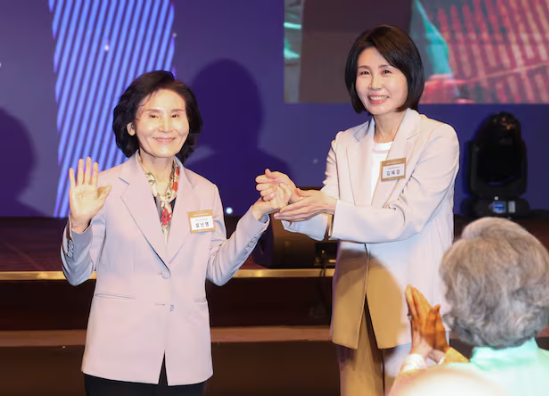 이재명 더불어민주당 대선 후보의 아내 김혜경(오른쪽)씨가 국민의힘 김문수 후보의 아내 설난영(왼쪽)씨와 12일 서울 신라호텔에서 열린 조계종 중앙신도회 창립 70주년 행사에서 만나 손을 맞잡고 있다.(사진=연합뉴스)