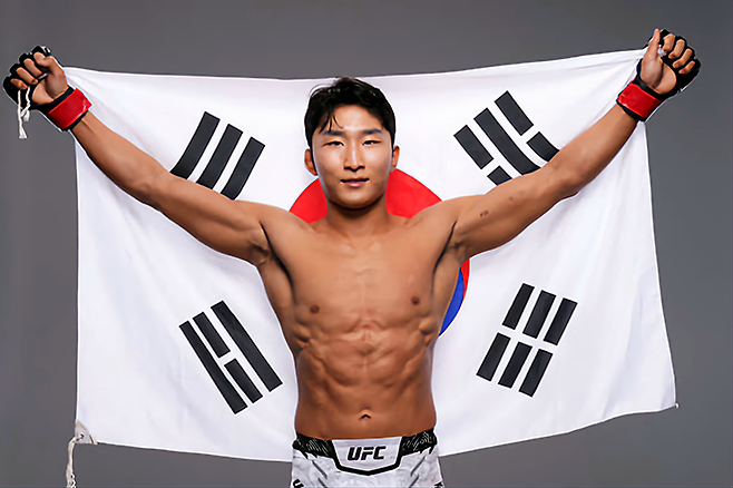 제2대 로드FC 페더급 챔피언 이정영이 2024년 2월 미국 네바다주 엔터프라이즈 UFC 데뷔승 기념 촬영을 하고 있다. 사진=TKO