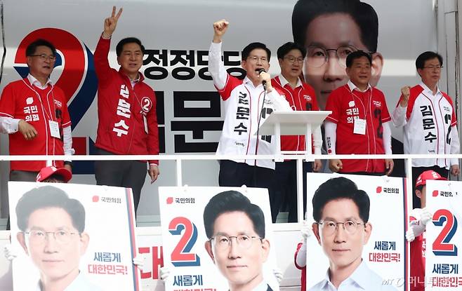 김문수 국민의힘 대선 후보가 13일 울산 남구 신정시장 앞 도로에서 유세를 하고 있다. (공동취재) 2025.05.13. /사진=뉴시스 /사진=고승민