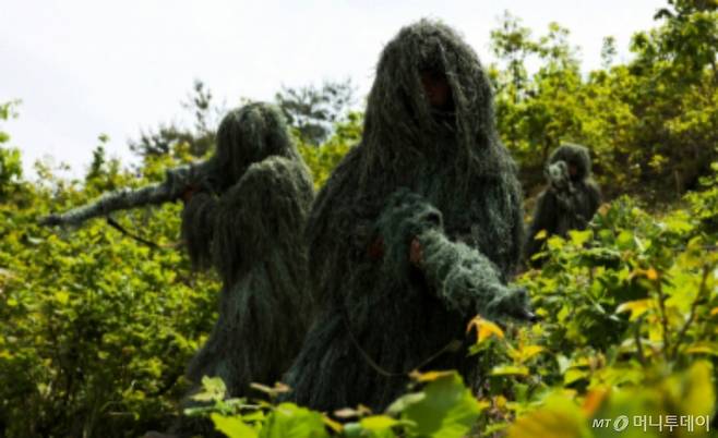 북한 노동당 기관지 노동신문은 14일 김정은 당 총비서가 전날인 13일 인민군(북한군) 훈련일꾼(간부)대회 강습체계 안에서 진행되는 병종별 전술종합훈련을 참관했다고 보도했다. 이날 김 총비서는 "가장 사활적인 임무는 전쟁준비완성"이라며 현대전에 맞게 훈련제도를 새롭게 정립해야 할 필요성을 강조했다. / 사진=뉴스1