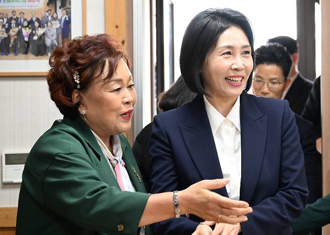김혜경 여사가 14일 광주광역시를 찾아 오월어머니집을 방문했다. 사진은 이날 이명자 전 오월어머니집 관장(왼쪽)과 인사를 나누는 김 여사. /사진=뉴시스