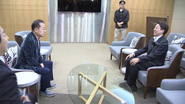 지난 10일 미국으로 출국하는 홍준표 전 대구시장이 인천국제공항 귀빈실에 배웅 나온 개혁신당 이준석 대선 후보를 만나고 있다. 연합뉴스