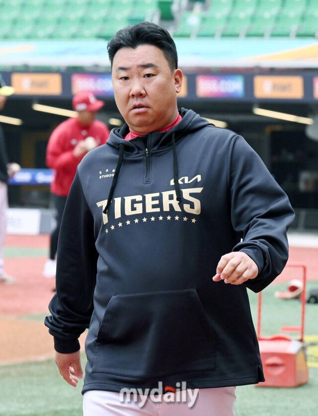10일 오후 인천광역시 문학동 SSG랜더스필드에서 진행된 '2025 프로야구 KBO리그' SSG랜더스와 KIA타이거즈의 경기. 기아 이범호 감독이 경기전 훈련에 나서고 있다./마이데일리