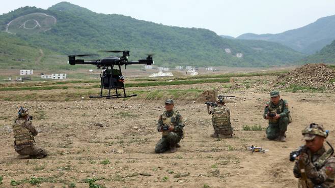 김정은 북한 국무위원장이 지난 13일 인민군 훈련일군(간부)대회 강습체계 안에서 진행되는 병종별 전술종합훈련을 참관했다고 조선중앙통신이 14일 보도했다. 연합뉴스