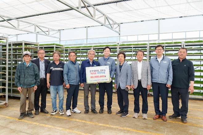 정원호 월성원자력본부장이 벼육묘를 전달한 뒤 기념사진을 촬영하고 있다. 월성본부 제공