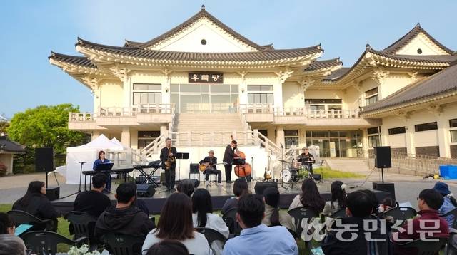 국악문화공간 우륵당에서 ‘중원 워크송’을 연주하는 살로메 팀.