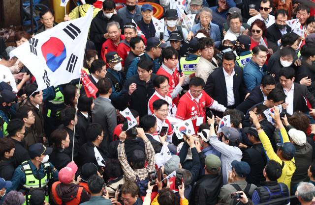 ▲국민의힘 김문수 대선 후보가 13일 부산 자갈치 시장에서 유세를 하고 있다. ⓒ연합뉴스