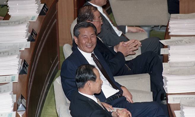 지난 1995년 11월 30일 5.18특별법 제정으로 궁지에 몰리고 있는 당시 민자당 정호용 의원이 국회 본회의에서 자민련 김동길 의원의 긴급현안 질의를 경청하던중 어색한 미소를 짓고 있다. 연합뉴스