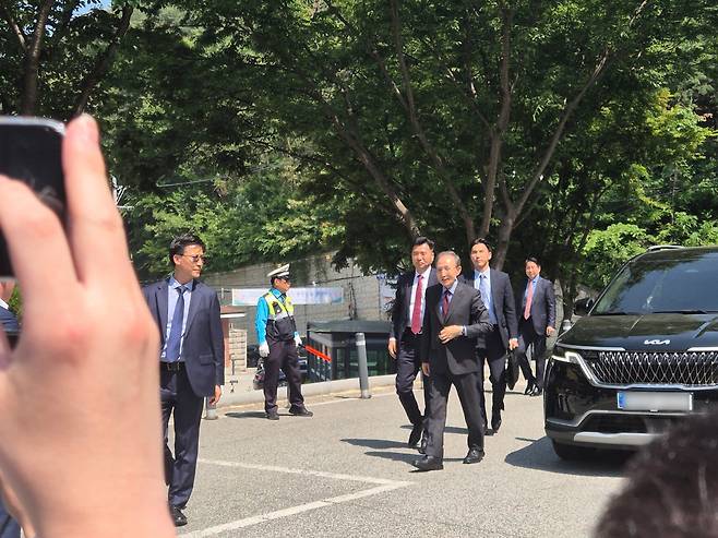 이명박 전 대통령이 모교인 동지고등학교 주차장에 하차하고 있다.