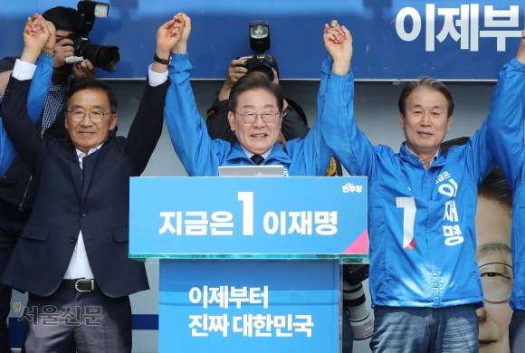 이재명 더불어민주당 대선 후보가 13일 경북 구미시 구미역 앞 광장에서 유세를 펼치며 시민들을 향해 손을 들어 인사하고 있다. 구미 홍윤기 기자