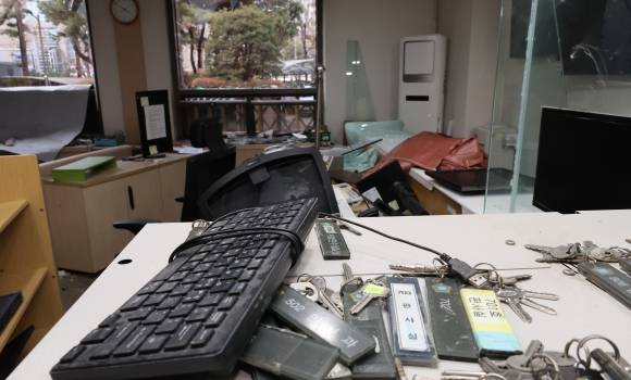 윤석열 대통령이 내란 우두머리 혐의로 구속되자 일부 윤 대통령 지지자들이 서울서부지방법원 내부로 난입해 불법폭력사태를 일으킨 지난 1월 19일 오후 서부지법 내부의 한 사무실과 집기류 등이 파손돼 있다. 연합뉴스