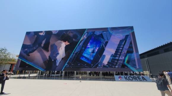 2025 오사카·간사이 엑스포 부지 내에 설치된 한국관 전경. 한국의 문화를 소개하는 대형 미디어파사드가 관람객의 눈길을 끌고 있다. 오사카 이주원 기자