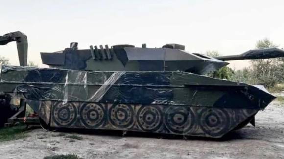 전장에 배치된 우크라이나의 가짜 레오파드 2A4 탱크. 자료사진