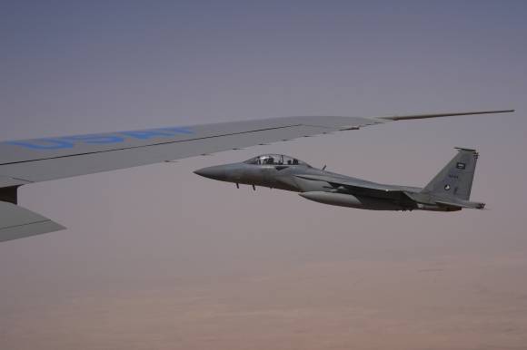 13일(현지시간) 사우디아라비아왕립공군 소속 F-15 전투기가 도널드 트럼프 미국 대통령 전용기(에어포스원)을 호위하고 있다. 2025.5.13 AP 연합뉴스